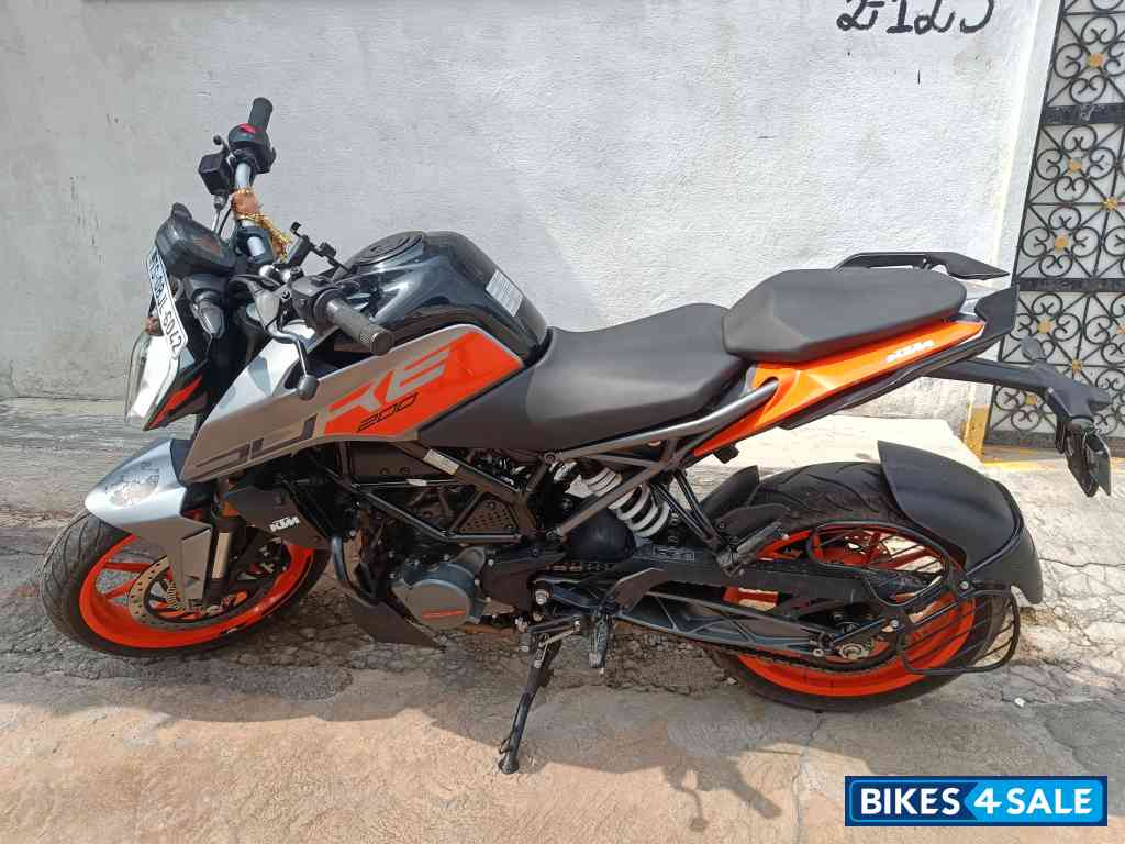 Orange And Gray KTM Duke 200 2022