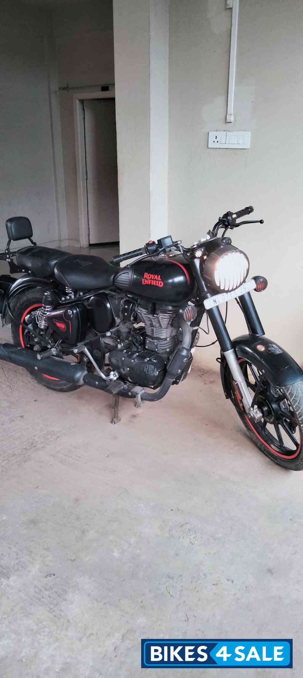 Stealth Black Royal Enfield Classic 350 BS VI