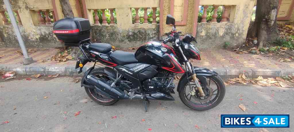 Black/red TVS Apache RTR 200 Fi 4V