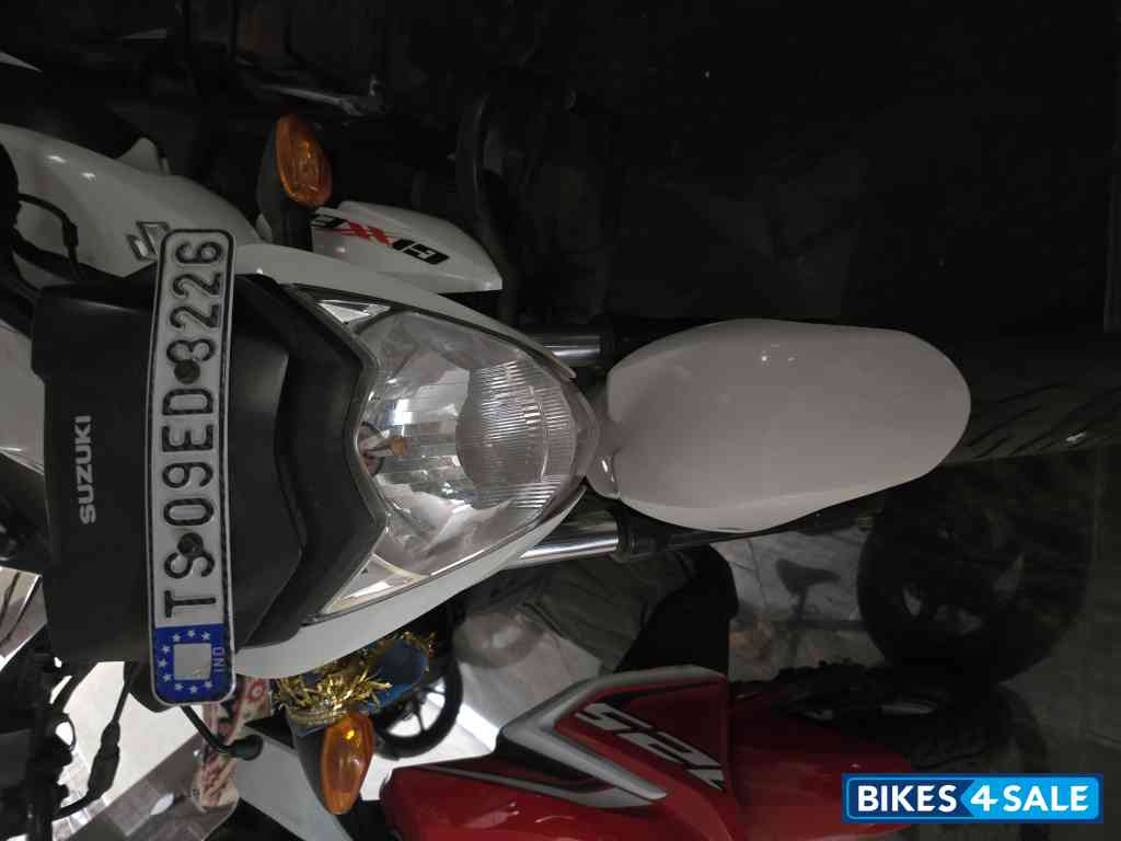 White Suzuki Gixxer 150