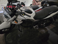 White Suzuki Gixxer 150