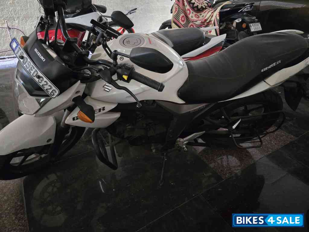 White Suzuki Gixxer 150