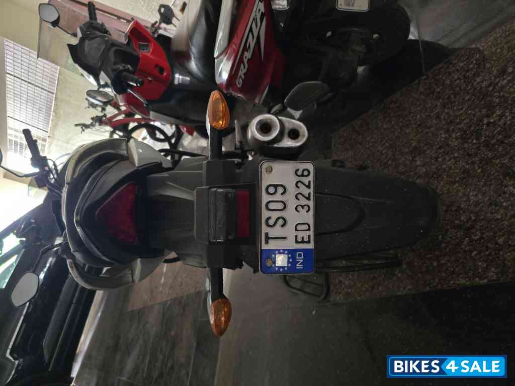 White Suzuki Gixxer 150