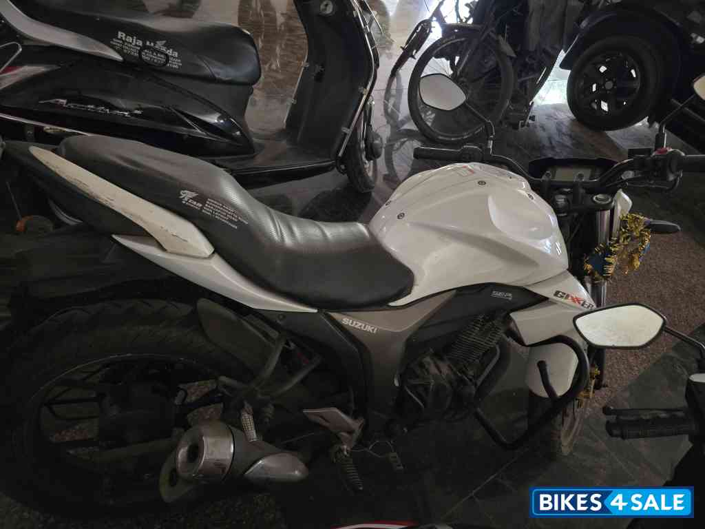 White Suzuki Gixxer 150
