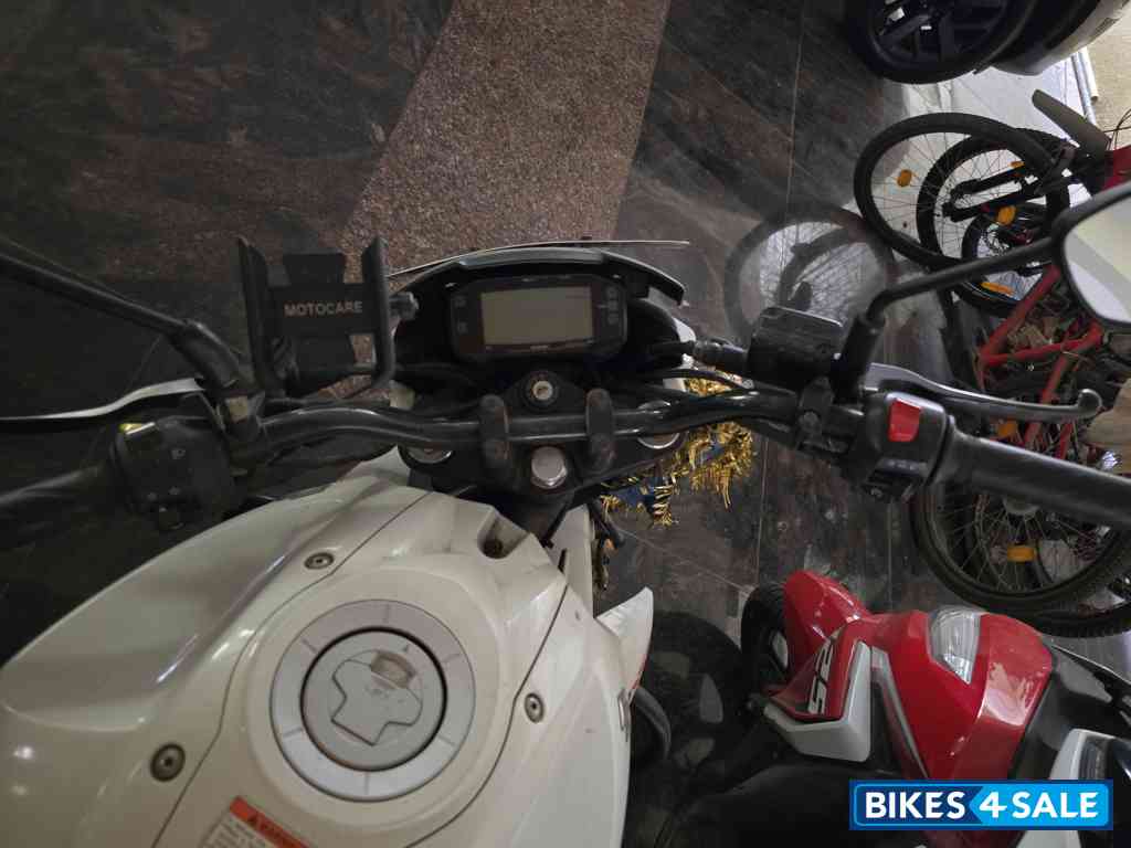 White Suzuki Gixxer 150