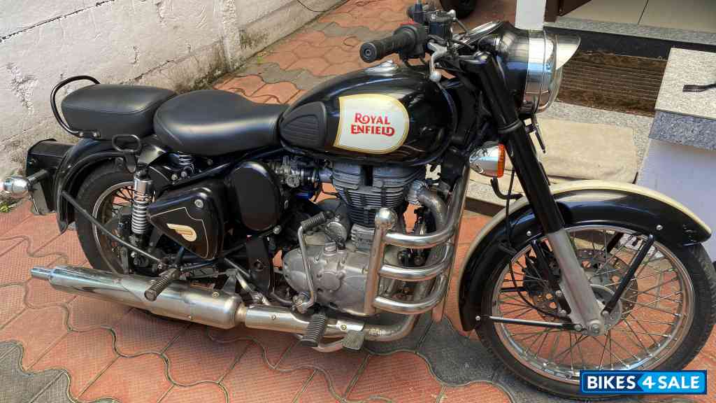 Black Royal Enfield Classic 500