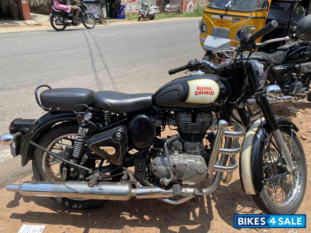 Black Royal Enfield Classic 500
