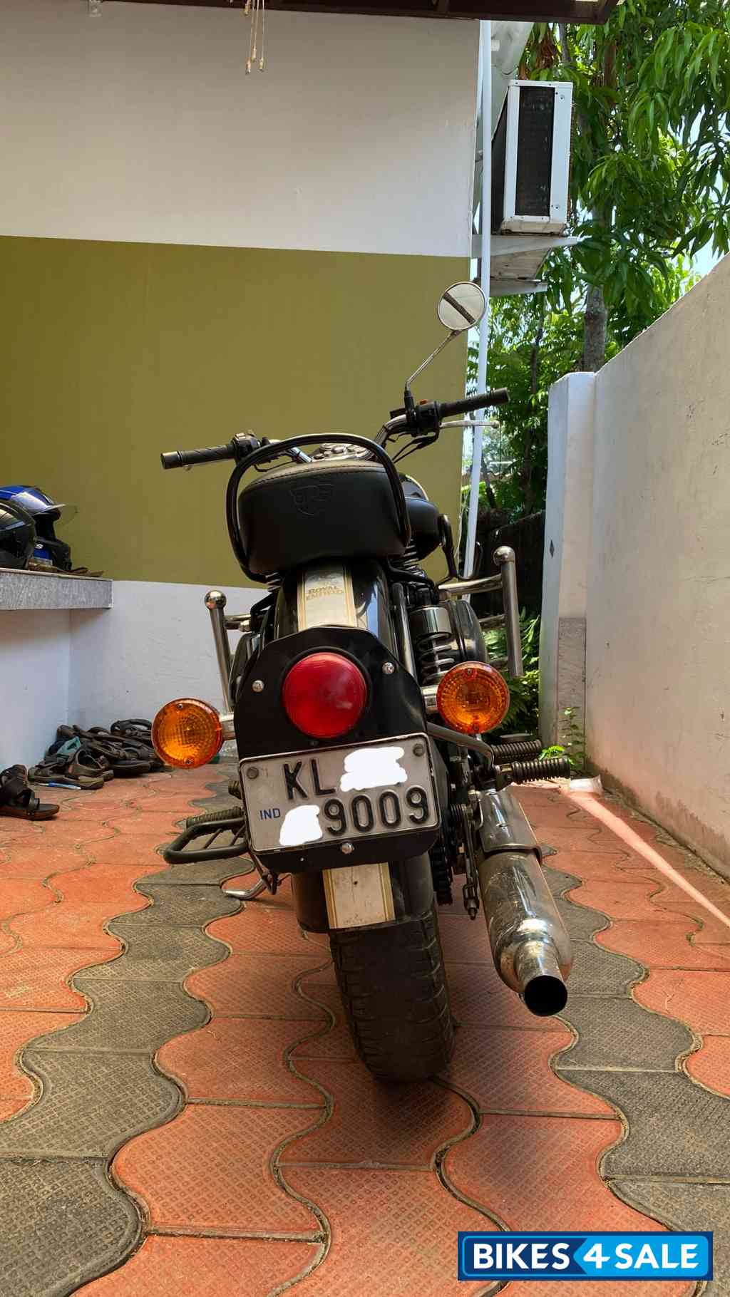 Black Royal Enfield Classic 500