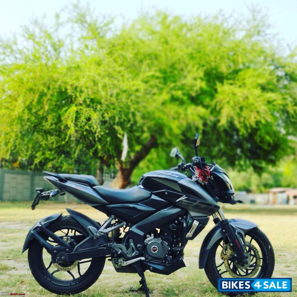 Pearl Black Bajaj Pulsar 200 NS ABS