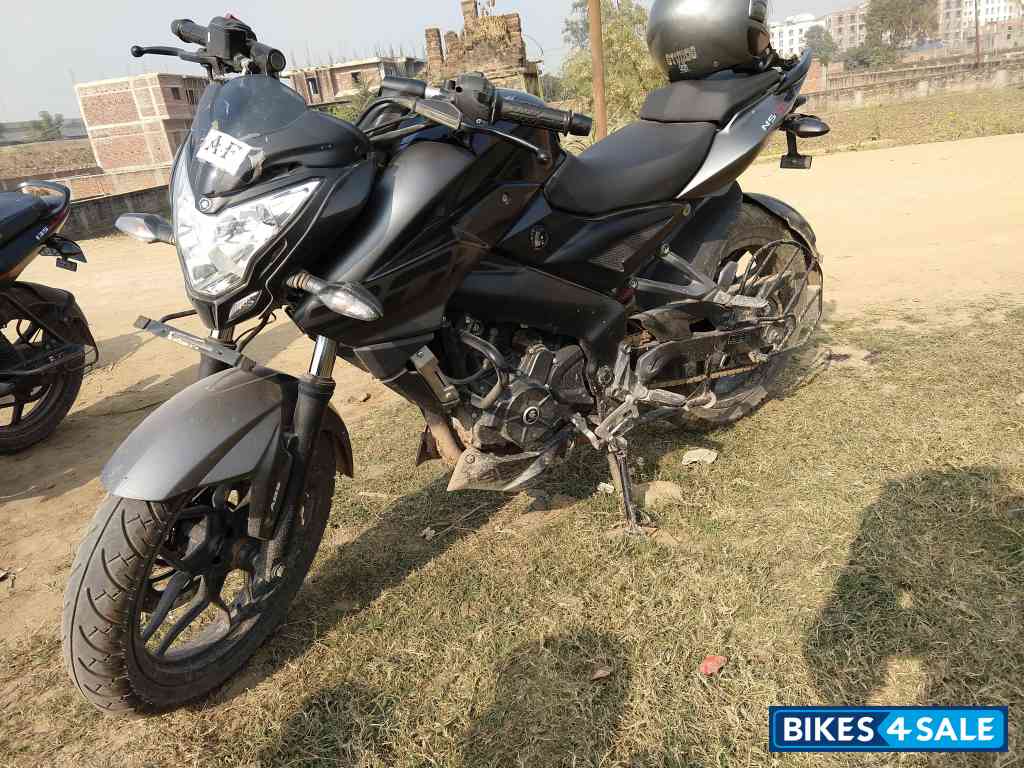 Pearl Black Bajaj Pulsar 200 NS ABS