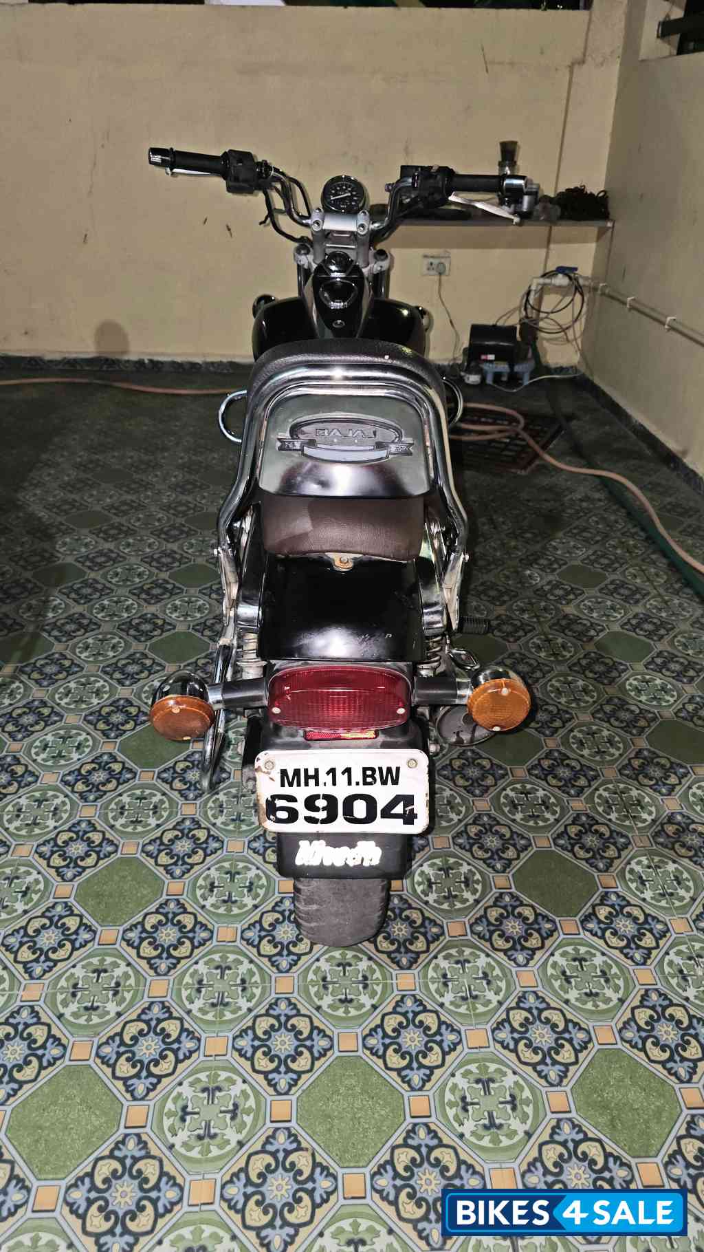 Black Bajaj Avenger 220 DTS-i