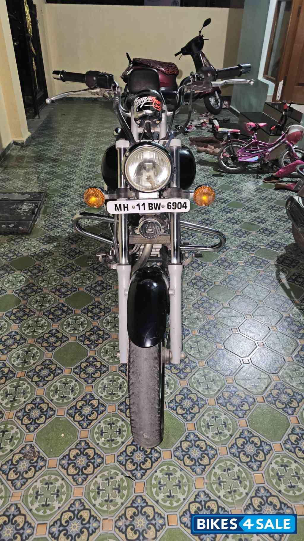 Black Bajaj Avenger 220 DTS-i Black Bajaj Avenger 220 DTS-i