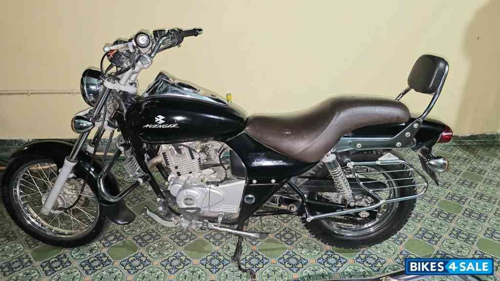Black Bajaj Avenger 220 DTS-i Black Bajaj Avenger 220 DTS-i