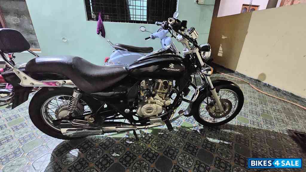 Black Bajaj Avenger 220 DTS-i Black Bajaj Avenger 220 DTS-i