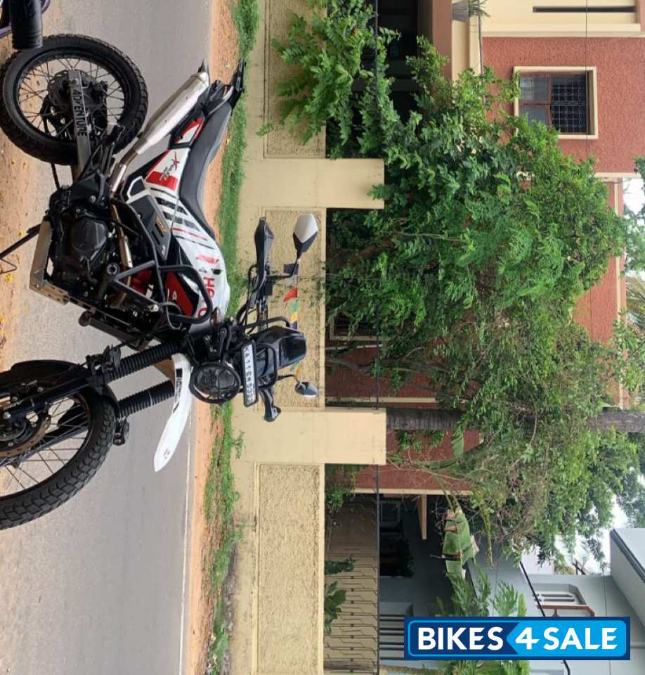 White Hero Xpulse 200 4V Rally Edition