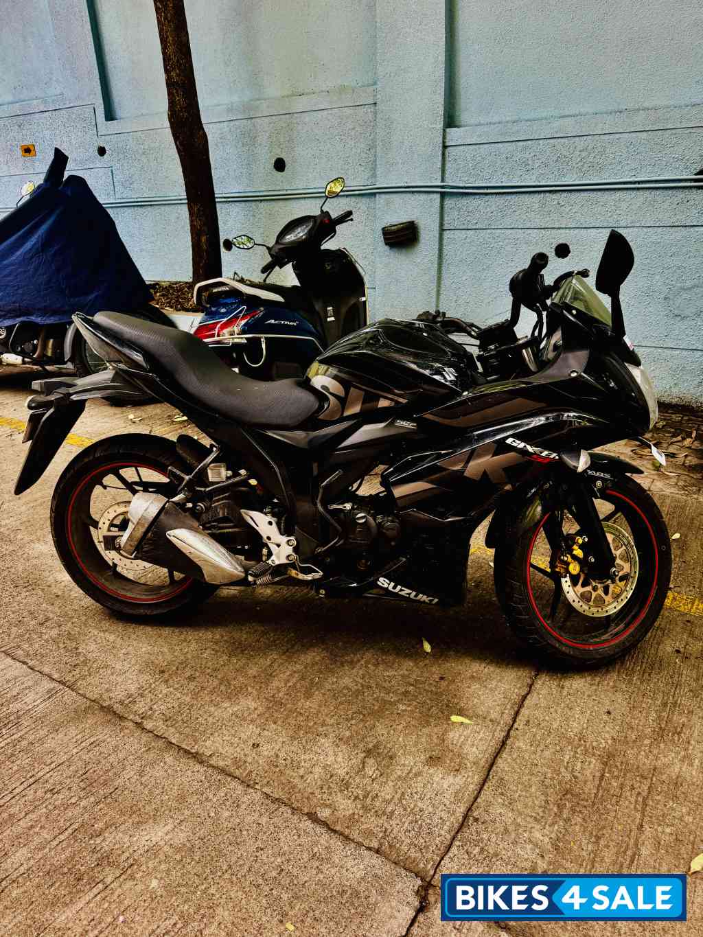 Black Suzuki Gixxer SF