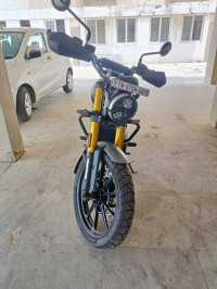 Black Triumph Scrambler 400 X