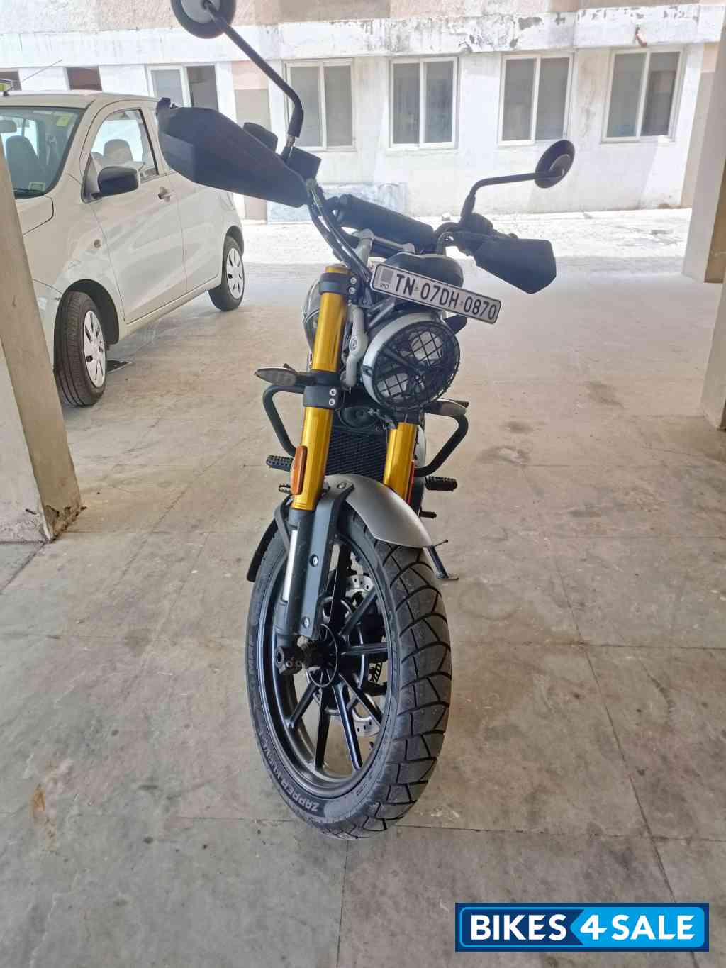 Black Triumph Scrambler 400 X