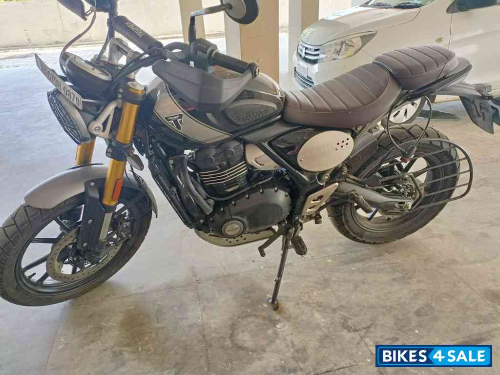 Black Triumph Scrambler 400 X