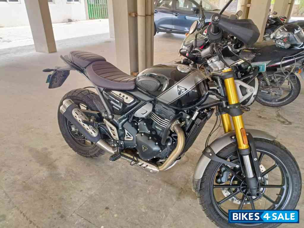 Black Triumph Scrambler 400 X