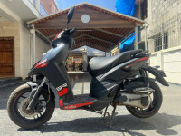 Black Aprilia SR 160 Carbon ABS