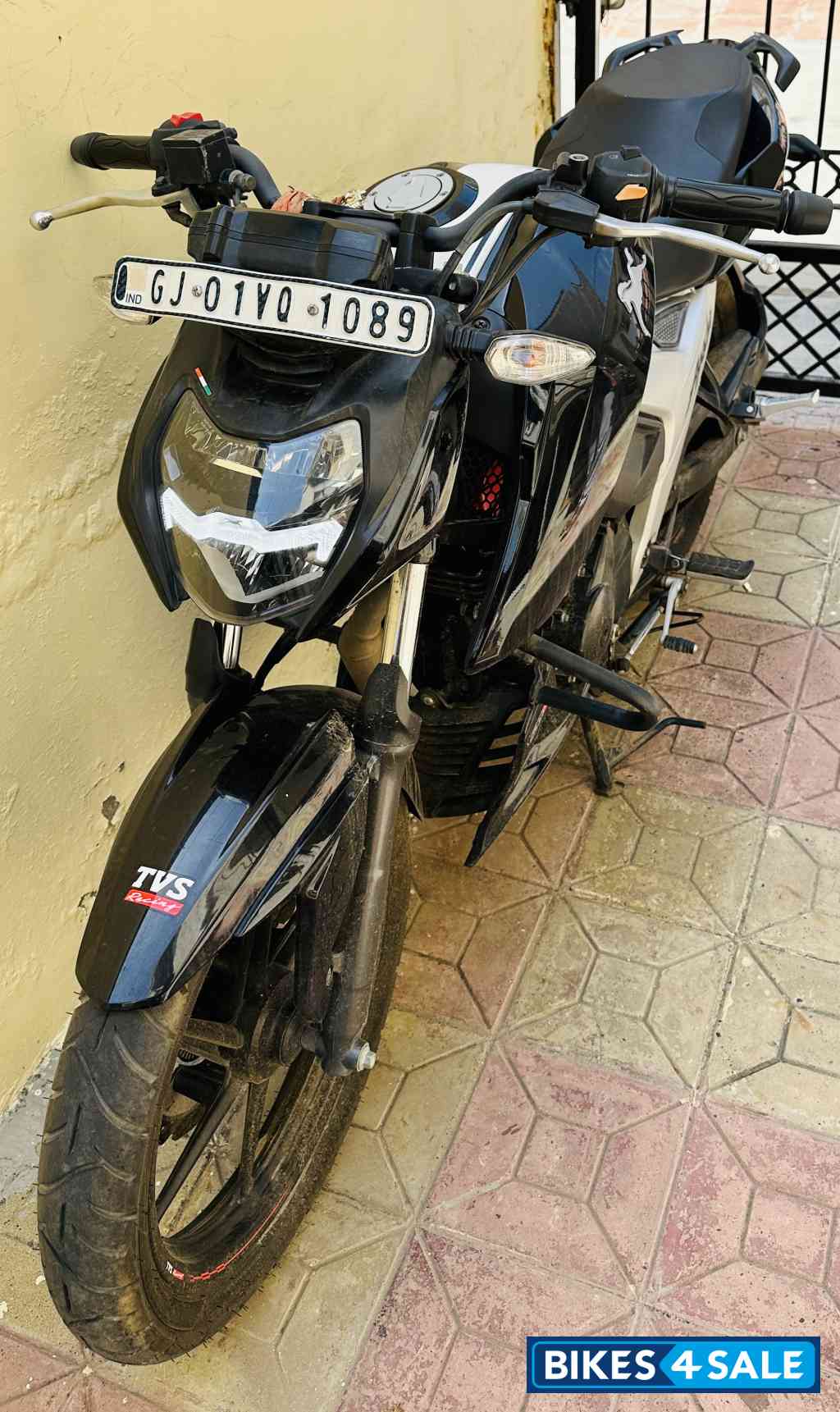 TVS Apache RTR 160 4V BS6