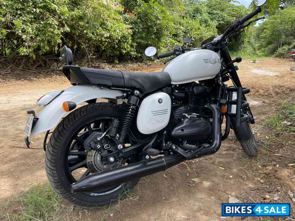 Jawa 42 Dual Channel ABS Sirius White