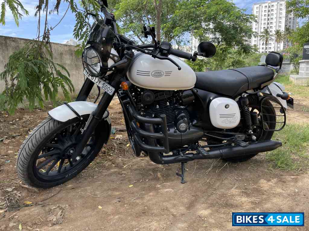 Jawa 42 Dual Channel ABS Sirius White
