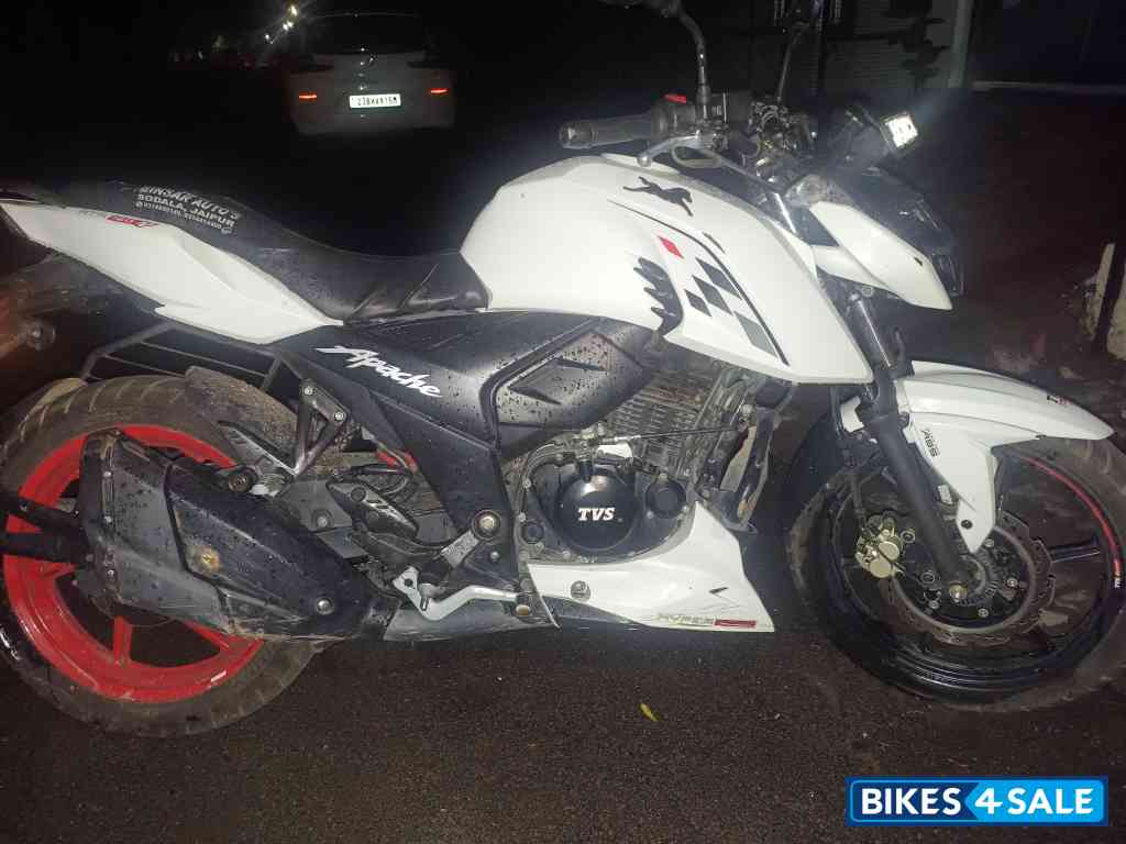 White TVS Apache RTR 160 4V