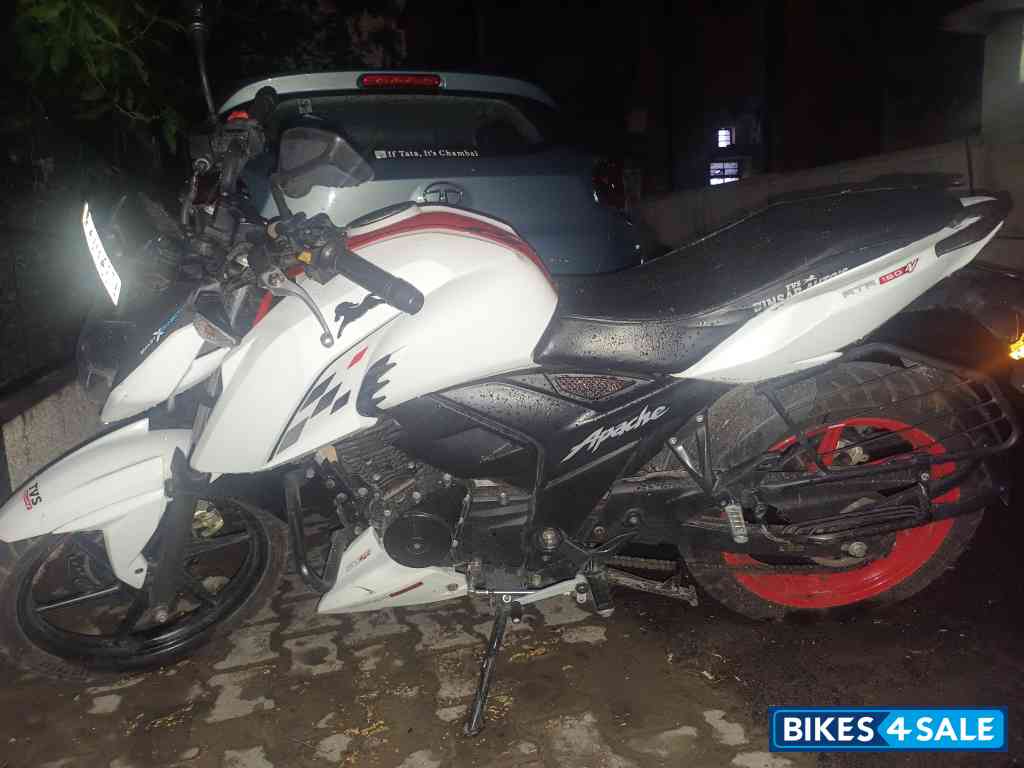 White TVS Apache RTR 160 4V
