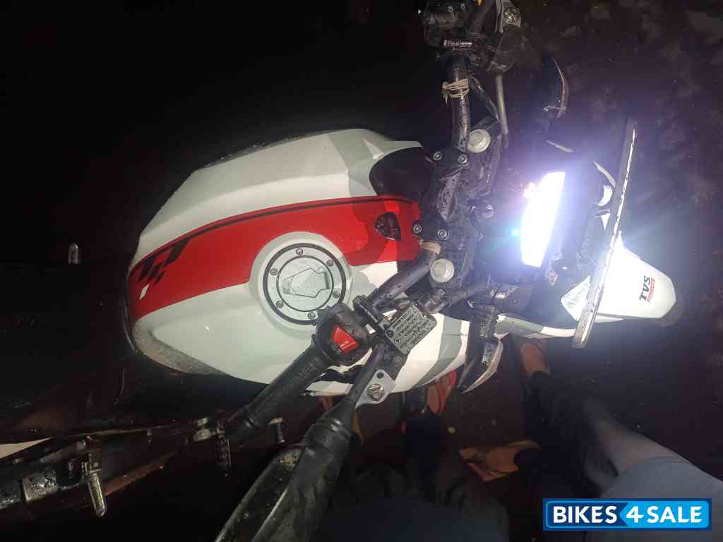 White TVS Apache RTR 160 4V
