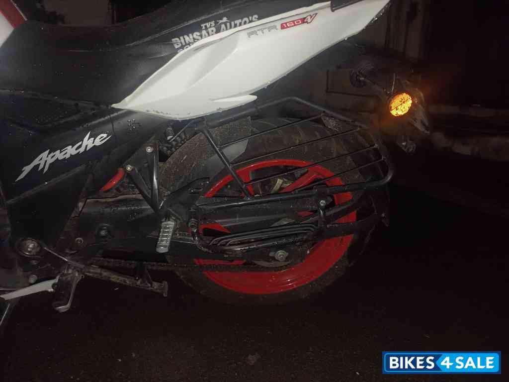 White TVS Apache RTR 160 4V