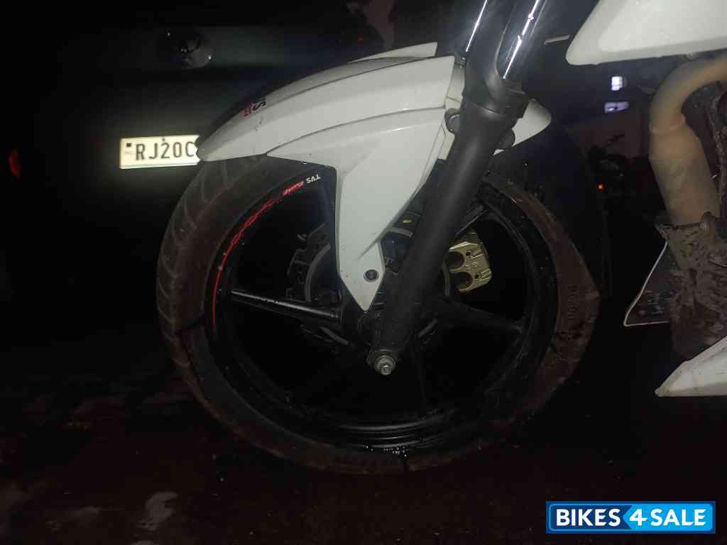 White TVS Apache RTR 160 4V