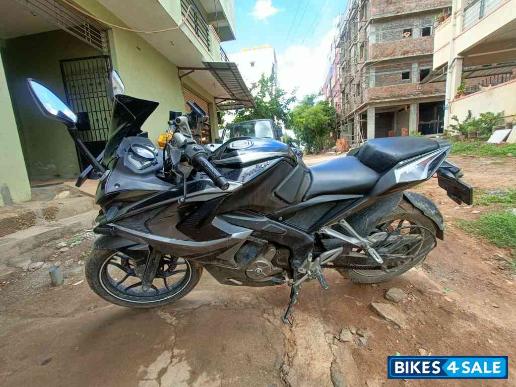 Bajaj Pulsar RS 200 ABS