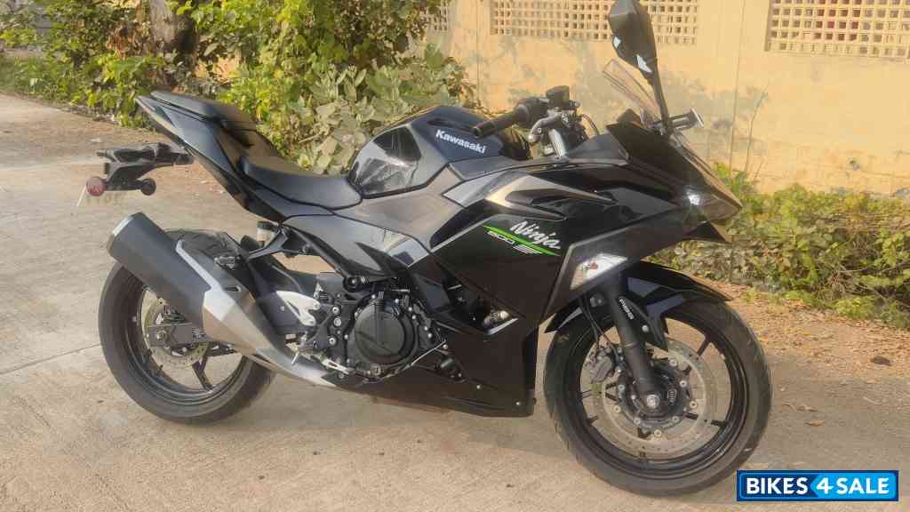 Metalic Black Kawasaki Ninja 500