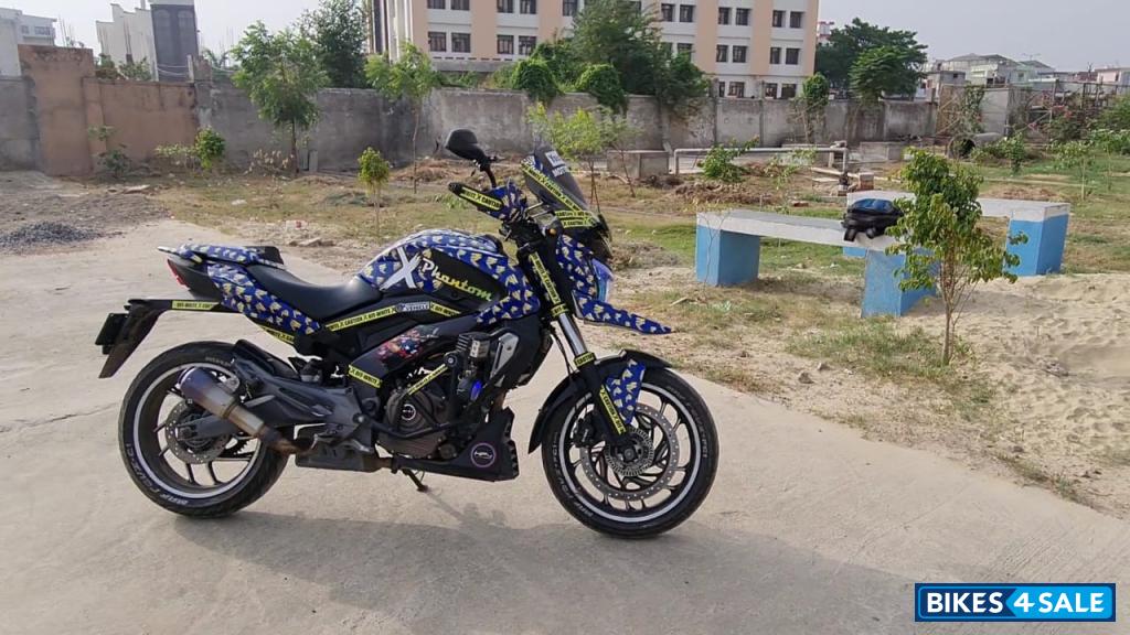 White Bajaj Dominar 400