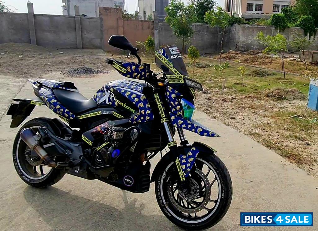 White Bajaj Dominar 400