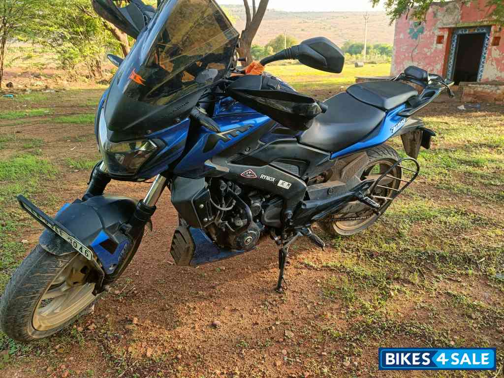 Blue Bajaj Dominar 400