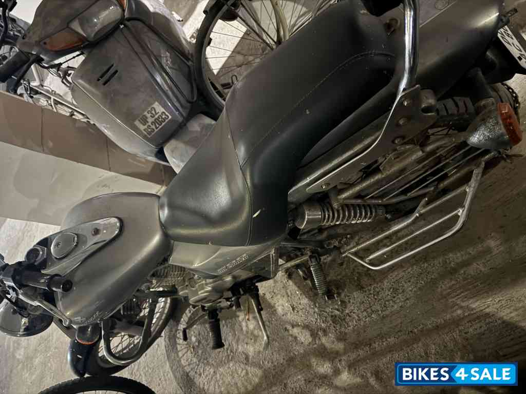 Bajaj Avenger 200 DTS-i