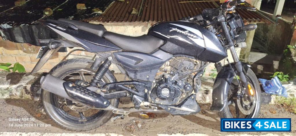 Black Bajaj Pulsar 150 Twin Disc BS6