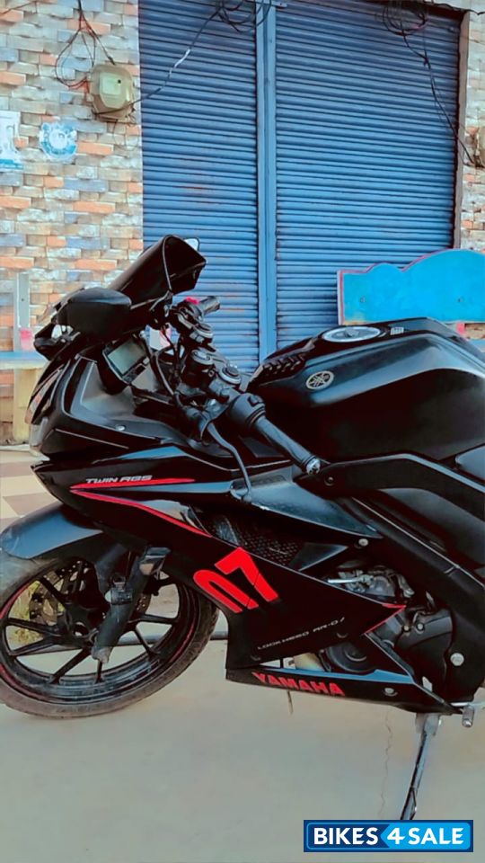 Black Yamaha YZF R15 V3