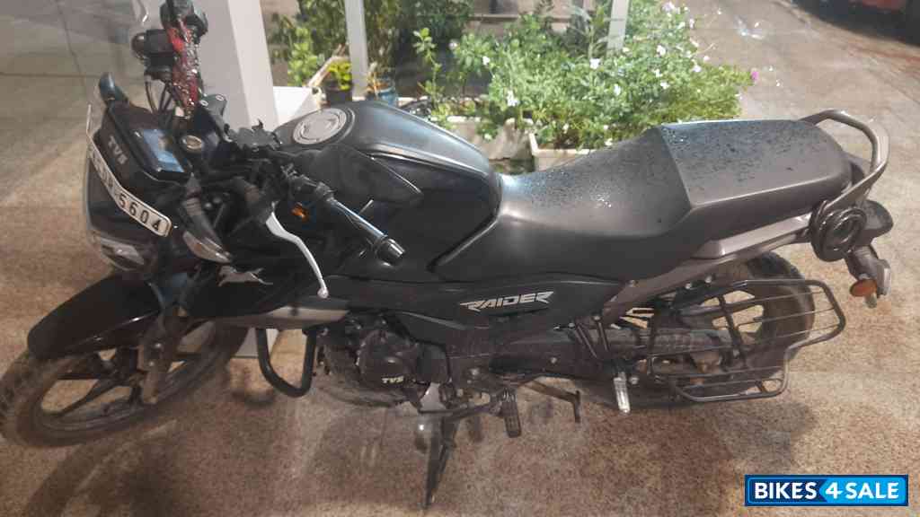 Black TVS Raider 125