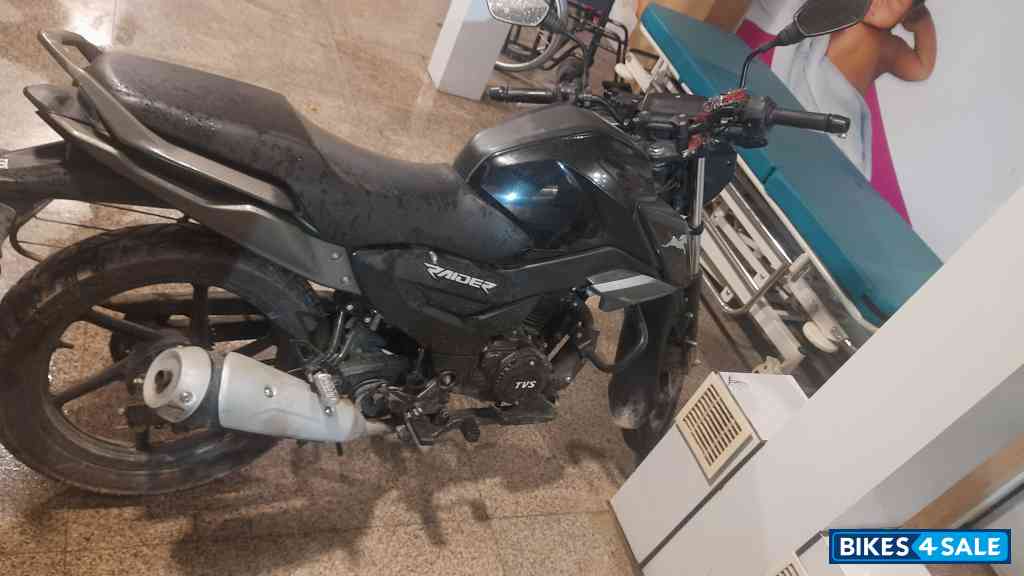 Black TVS Raider 125