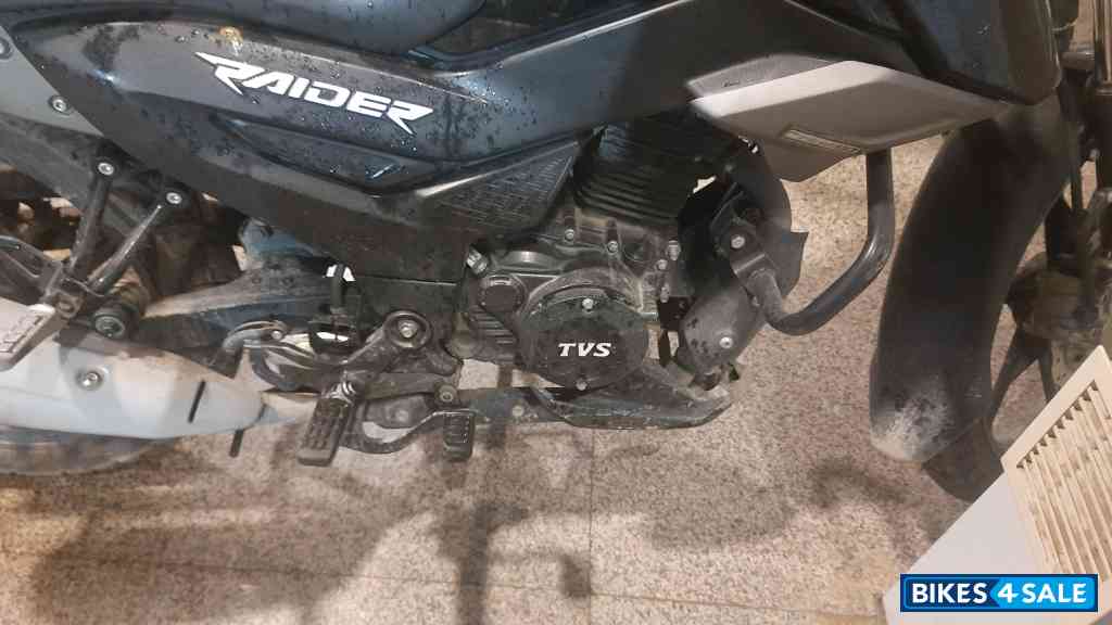 Black TVS Raider 125