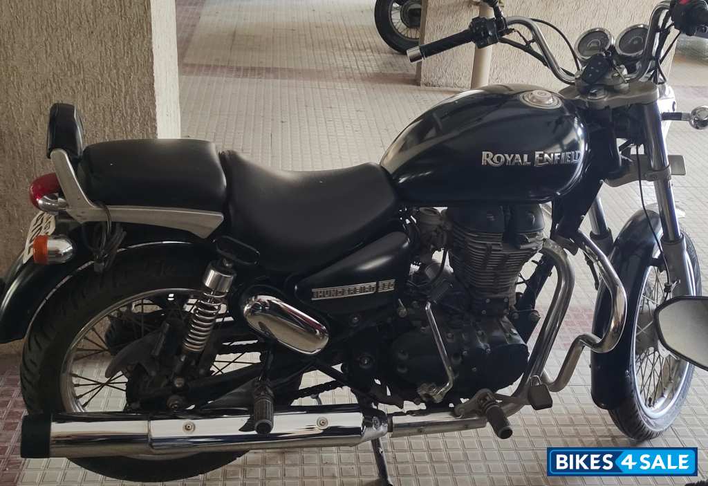 Black Royal Enfield Thunderbird 350 Black Royal Enfield Thunderbird 350