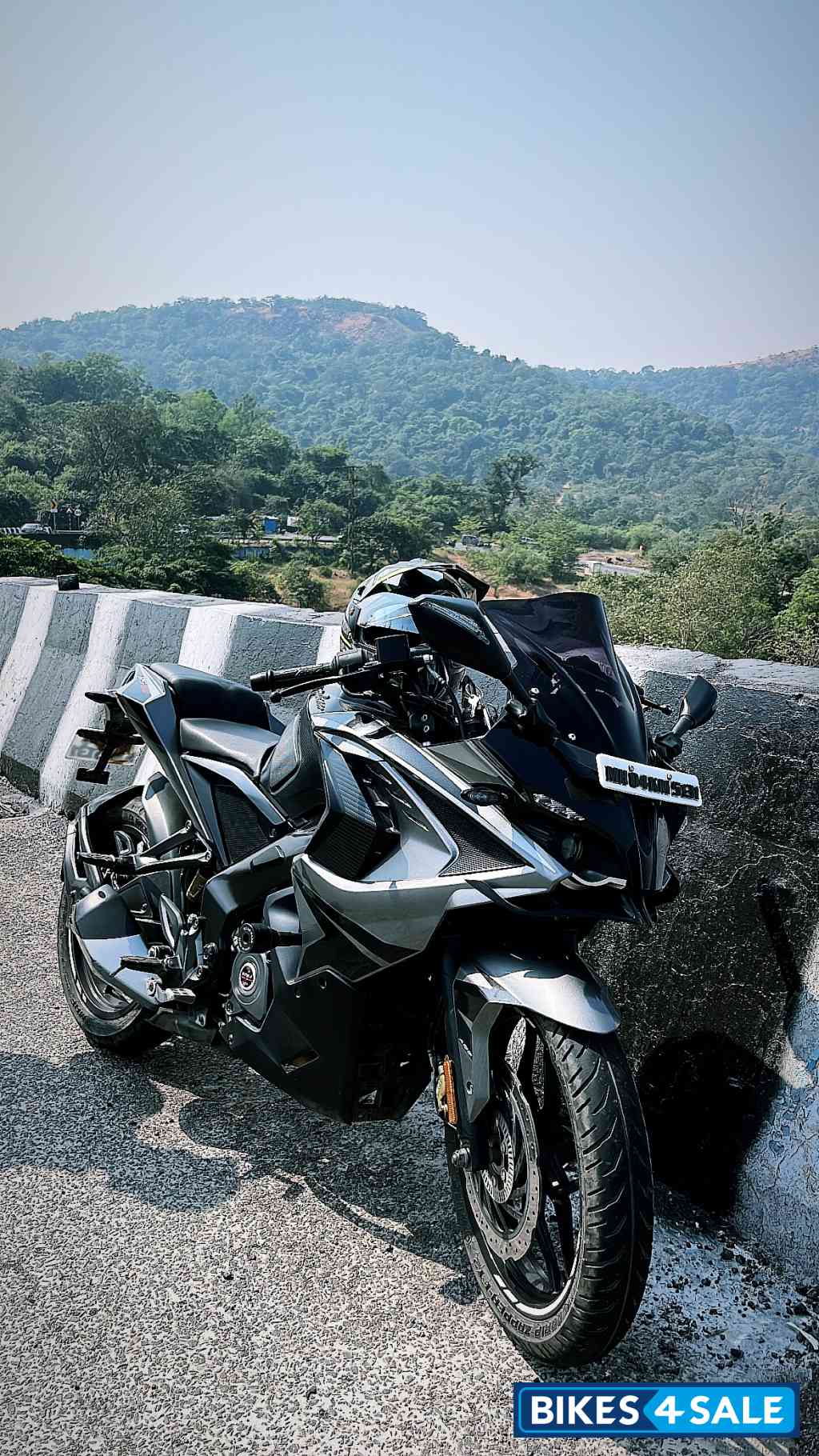 Black Bajaj Pulsar RS 200 BS6