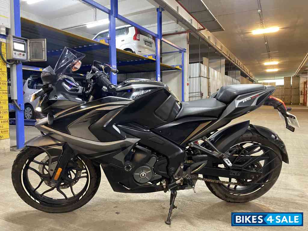 Black Bajaj Pulsar RS 200 BS6