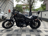Black Harley Davidson Iron 883