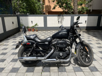Black Harley Davidson Iron 883