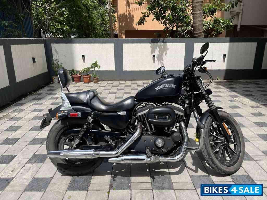 Black Harley Davidson Iron 883